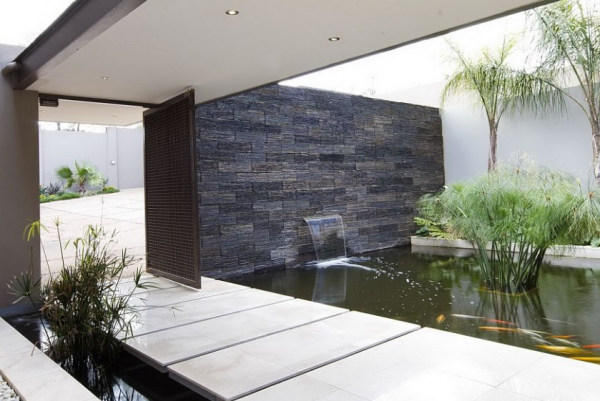 Desain pintu masuk dengan air terjun atau kolam ikan